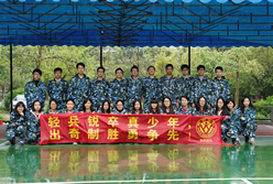 輕兵銳卒真少年  出奇制勝勇爭先