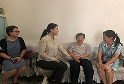 輕出公司黨委領(lǐng)導(dǎo)班子中秋國慶節(jié)前慰問離退休干部